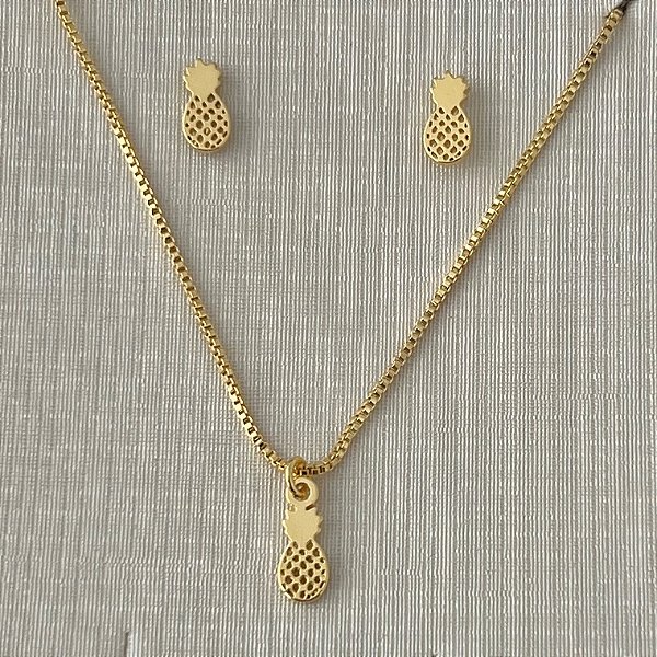 Conjunto infantil de abacaxi em banho de ouro 18k