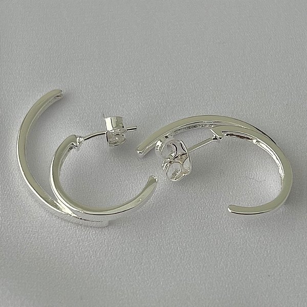 Brinco EAR HOOK LISO em banho de prata silver
