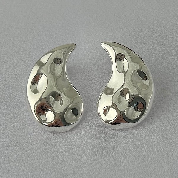 Brinco gota/meia lua orgânica em banho de prata silver