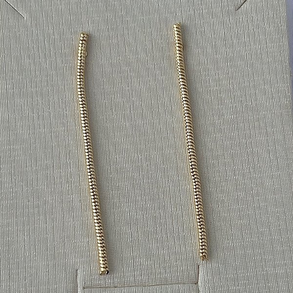 Brinco fio longo em banho de ouro 18k