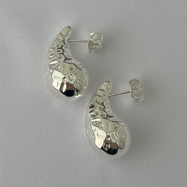 Brinco gota orgânico texturizado em banho de prata silver