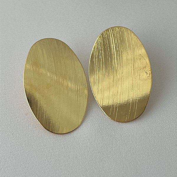 Brinco de chapa oval em banho ouro 18k