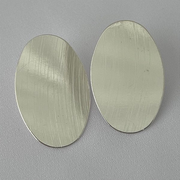 Brinco de chapa oval em banho de prata silver