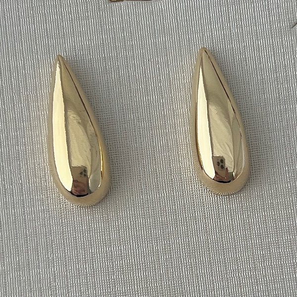 Brinco gota chapa lisa em banho de ouro 18k