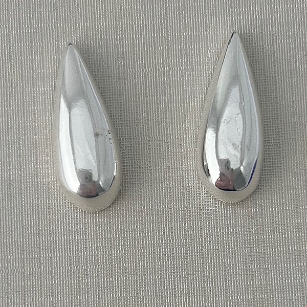 Brinco gota chapa lisa em banho de prata silver