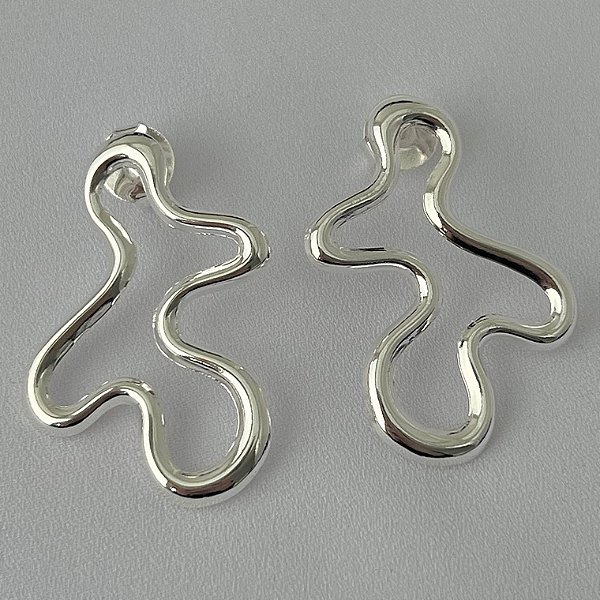 Brinco orgânico ondulado em banho de prata silver