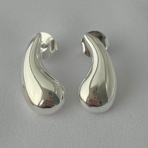 Brinco gota lisa formato lua em banho de prata silver