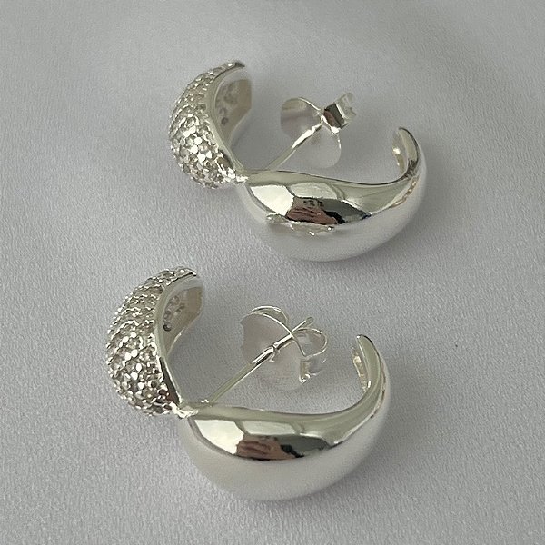 Brinco EAR HOOK meio liso meio cravejado em banho de prata silver
