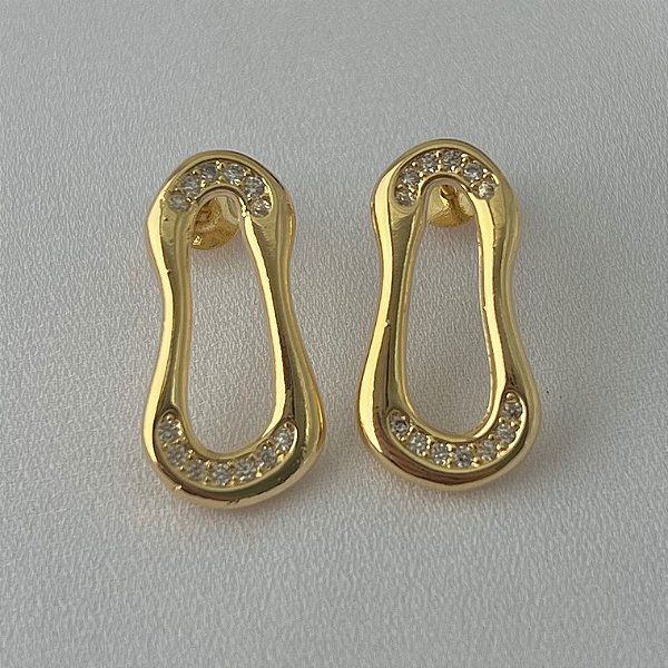 Brinco orgânico cravejado vazado em banho de ouro 18k