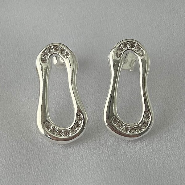 Brinco orgânico cravejado vazado em banho de prata silver