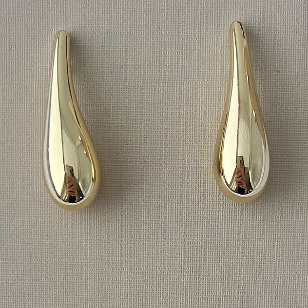 Brinco gota lisa grande em banho de ouro 18k