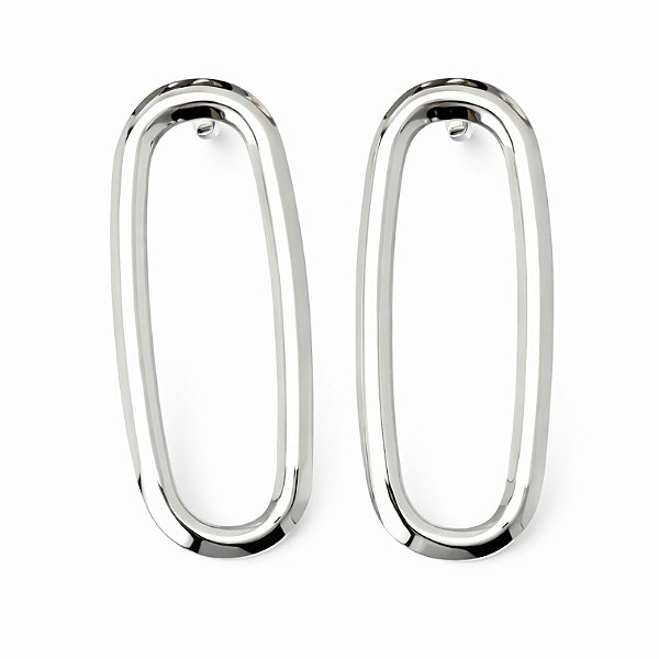 Brinco oval grande liso em banho de prata silver