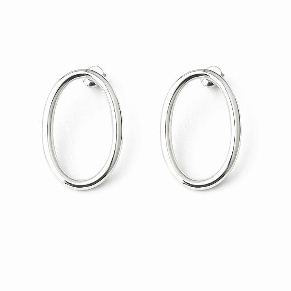 Brinco oval vazado em banho de prata silver
