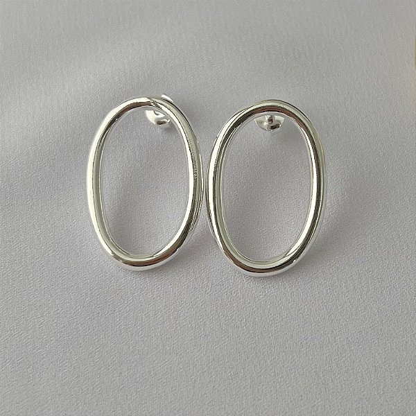 Brinco oval vazado em banho de prata silver