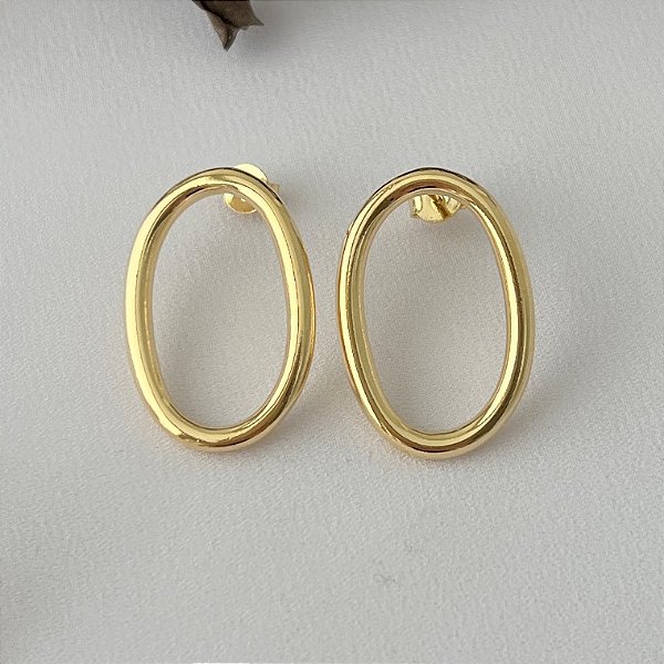 Brinco oval vazado em banho de ouro 18k