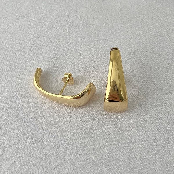 Brinco EAR-HOOK liso em banho de ouro 18k