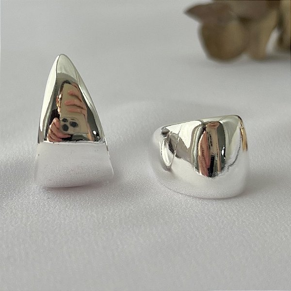 Brinco tipo argola formato gota grossa lisa em banho de prata silver