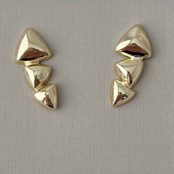 Brinco três triângulos lisos em banho de ouro 18k