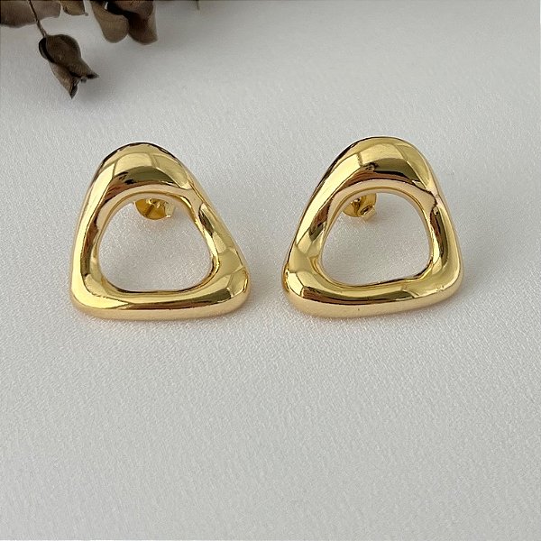 Brinco triângulo orgânico liso em banho de ouro 18k
