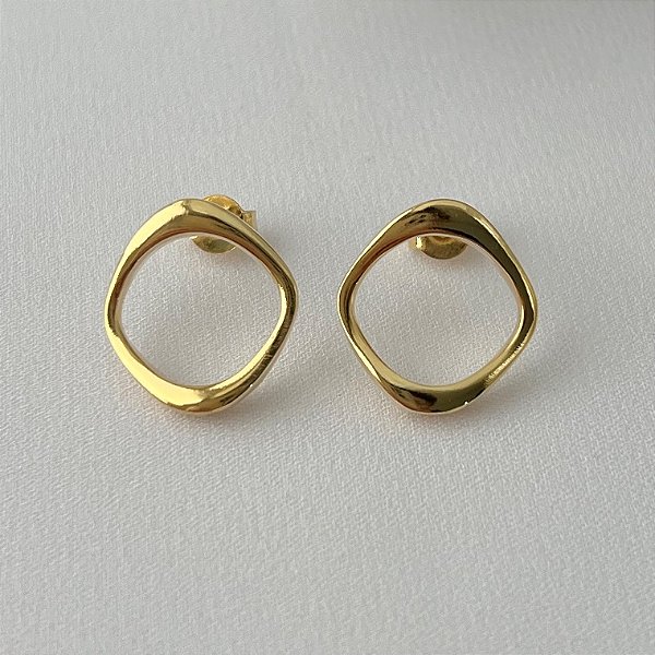 Brinco quadrado interior redondo vazado em banho de ouro 18k