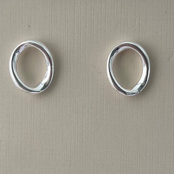 Brinco redondo vazado em banho de prata silver