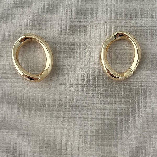 Brinco redondo vazado em banho de ouro 18k