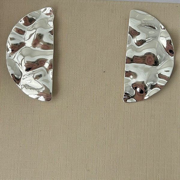 Brinco meia chapa orgânica em banho de prata silver