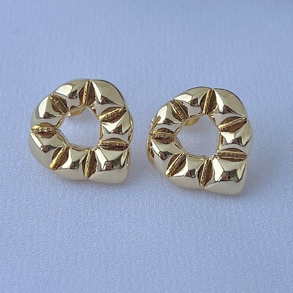 Brinco gota invertida texturizada em banho de ouro 18k