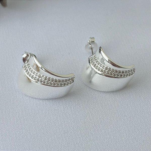 Brinco chapa oval uma fileira cravejada em banho de prata silver