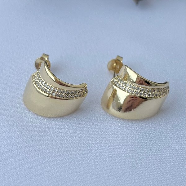 Brinco chapa oval uma fileira cravejada em banho de ouro 18k