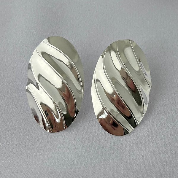 Brinco oval texturizado em banho de prata silver
