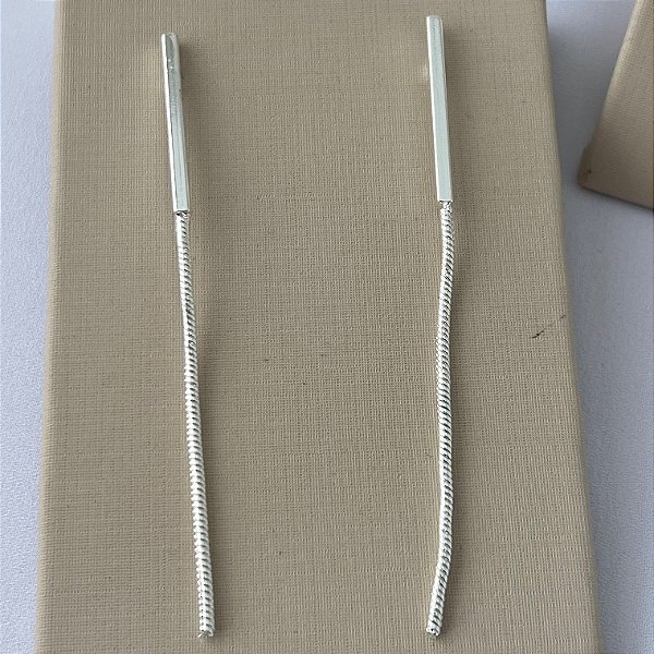 Brinco meio palito e meio fio longo em banho de prata silver