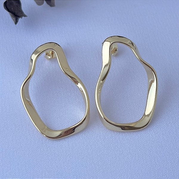 Brinco orgânico ondulado vazado em banho de ouro 18k