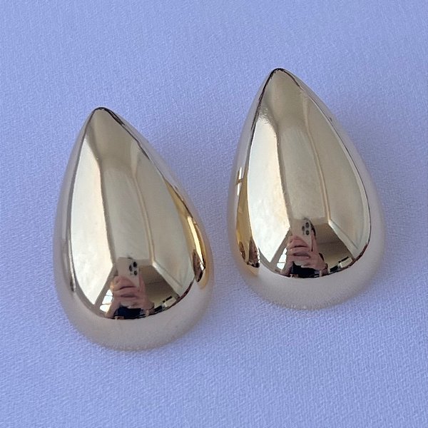 Brinco formato gota oco em banho de ouro 18k