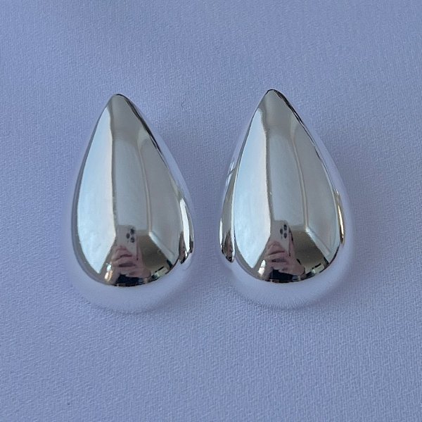 Brinco formato gota oco em banho de prata silver