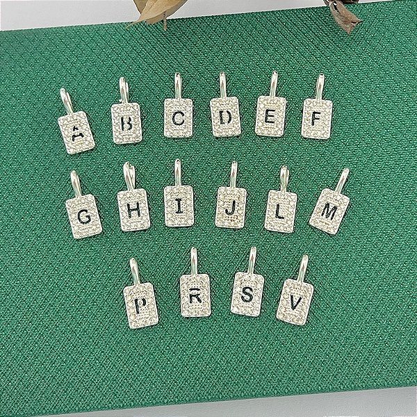 Pingente retangular de letras variadas cravejado em banho de prata silver