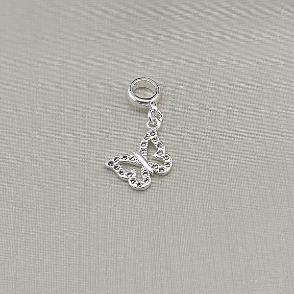 Berloque borboleta vazada cravejada em banho de prata silver