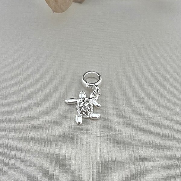 Berloque tartaruga cravejada em banho de prata silver