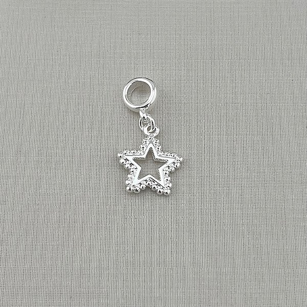 Berloque estrela vazada borda texturizada em banho de prata silver