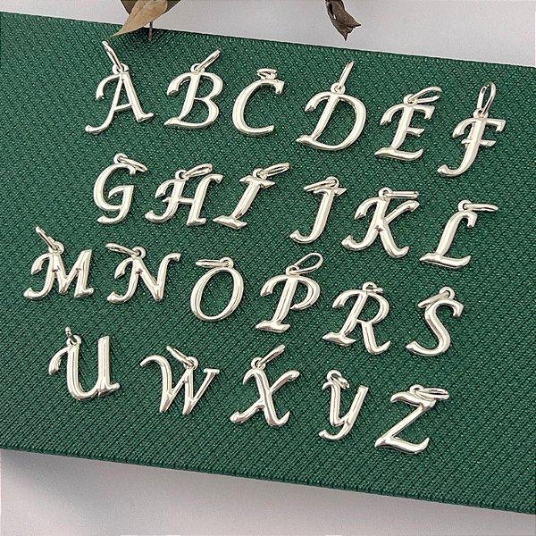 Pingente liso letra cursiva variadas em banho de prata silver