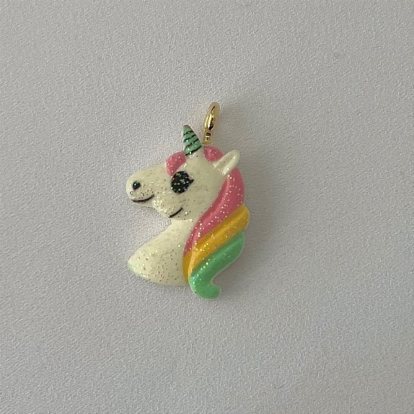 Pingente unicórnio colorido (argola em banho de ouro 18k)