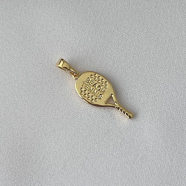 Pingente beach tennis em banho de ouro 18k