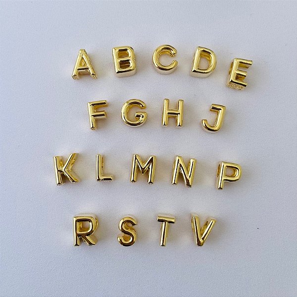 Berloque/pingente letras variadas em banho de ouro 18k