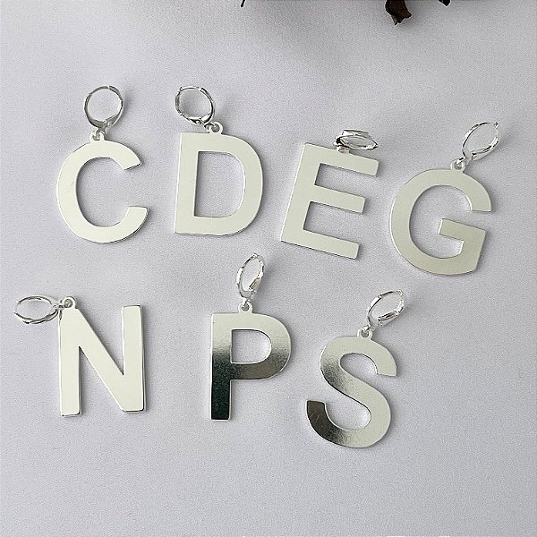 Pingente letras variadas em chapa grande em banho de prata silver