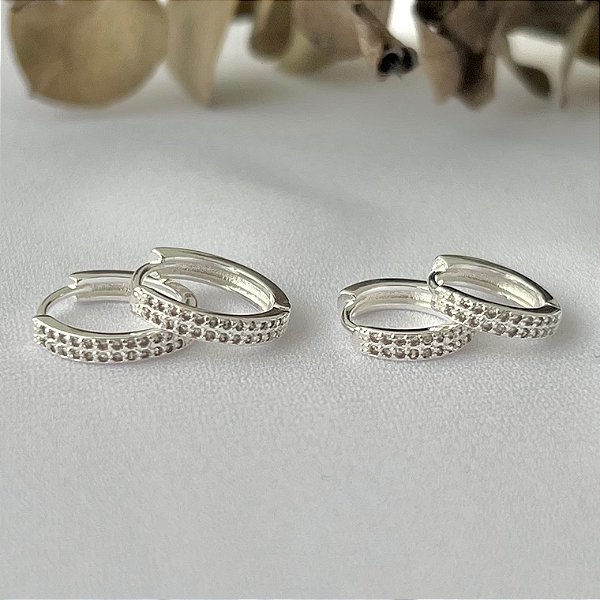 Dupla de argolas duas colunas cravejadas em banho de prata silver