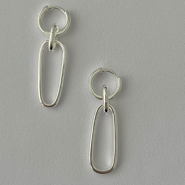 Argola lisa tradicional com pingente oval removível em banho de prata silver