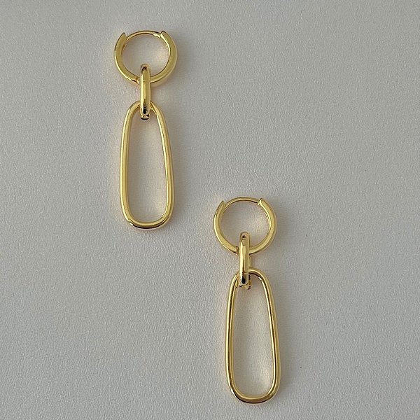 Argola lisa tradicional com pingente oval removível em banho de ouro 18k