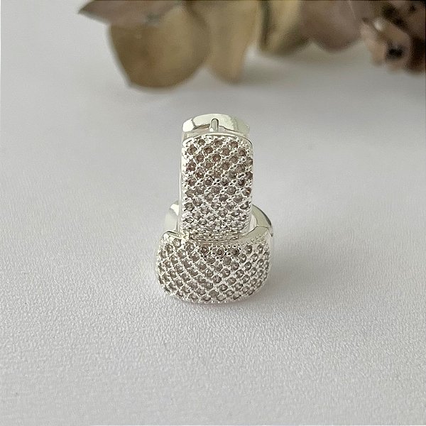 Argola média robusta cravejada em banho de prata silver