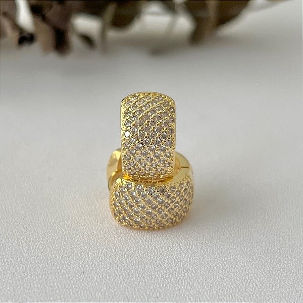 Argola média robusta cravejada em banho de ouro 18k