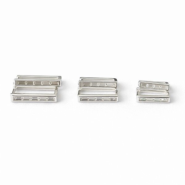 Trio de argolas quadradas cravejadas em banho de prata silver